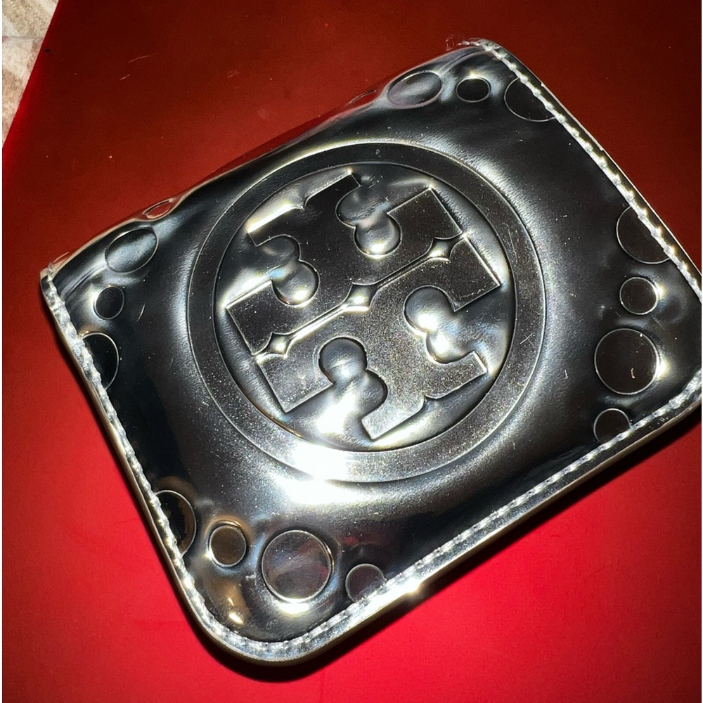 Tory Burch Silver woman’s wallet. New like Used